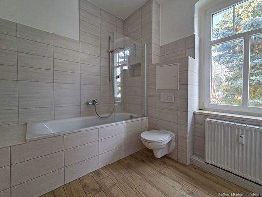 Tageslichtbad mit Badewanne