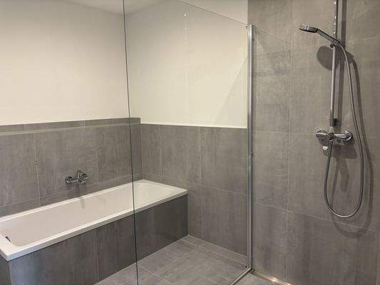 Dusche mit Wanne
