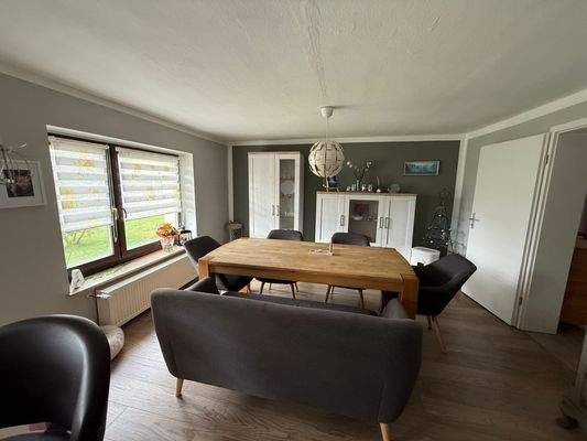 Esszimmer mit Holztisch