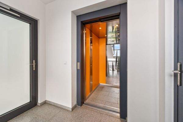 Treppenhaus bzw. Fahrstuhl