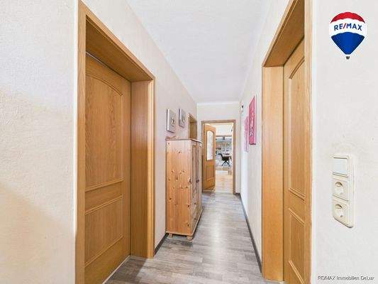 RE/MAX Immobilien DeLux Zweifamilienhaus Wadern-Lockweiler Flur