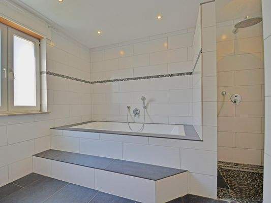 ...mit Wanne und bodengleicher Dusche