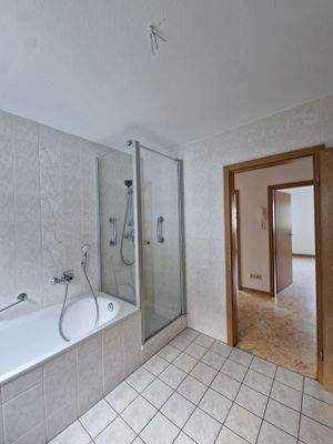 Bad mit Fenster, Badewanne und Dusche