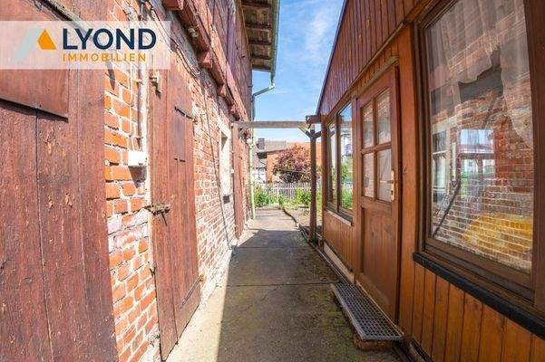 Seitenweg zum Garten