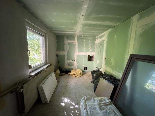 begonnene Sanierung im EG