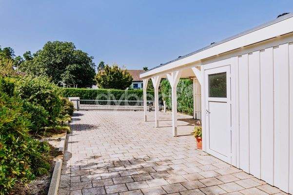 Carport mit Blick zur Straße