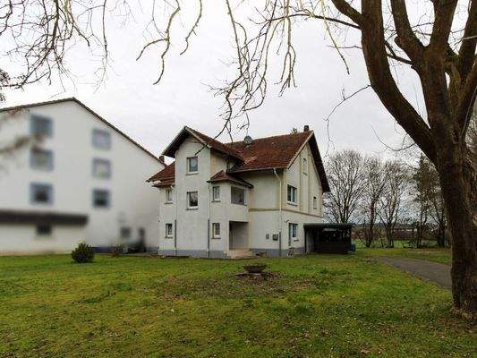 Seitliche Außenansicht mit Einfahrt