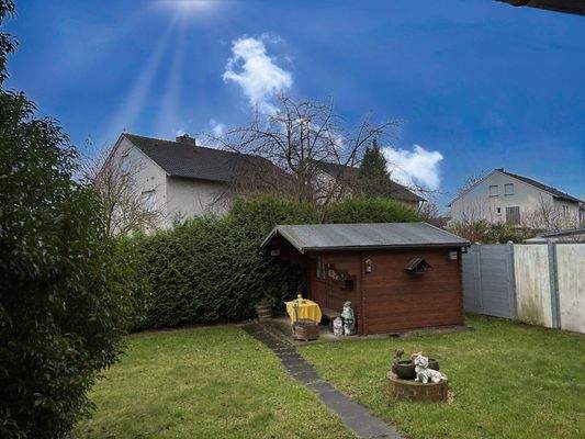 Teilansicht Garten  / Blick auf das Holzgartenhaus