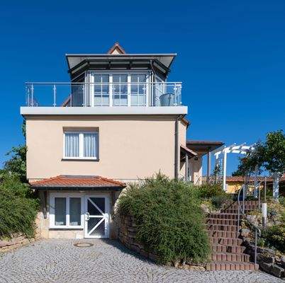 Möglicher Praxiseingang und Aufgang zu den Wohnungen