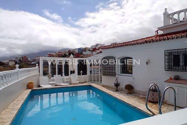 Der Pool mit Perspektive zum Haus und zur Dachterrasse