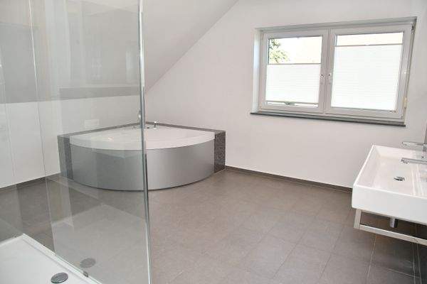 Bad mit Dusche+Wanne+Sauna