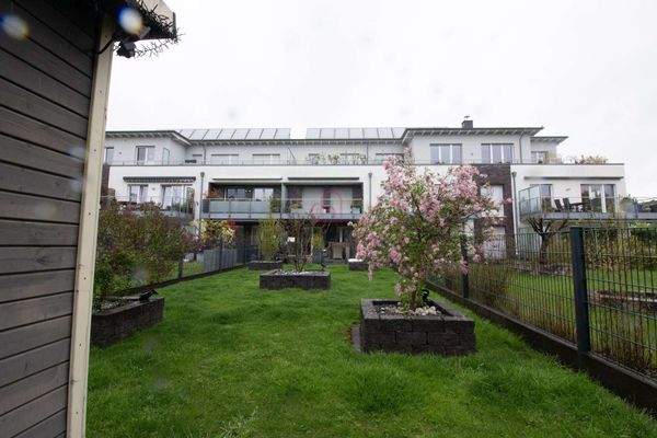 Liebevoll angelegter Garten mit Gartenhaus