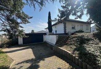 Hausansicht mit Doppelgarage