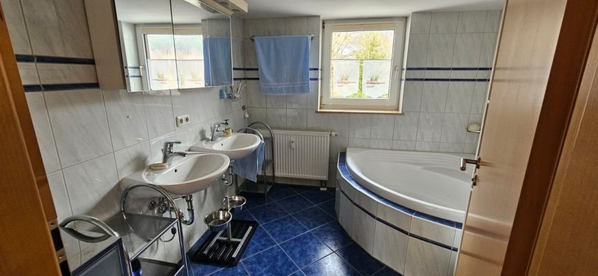 WG 6 - 2 Bad mit Badewanne