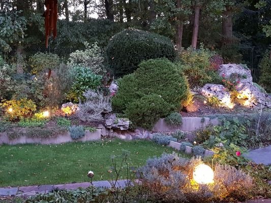 Gartenanlage mit Beleuchtung