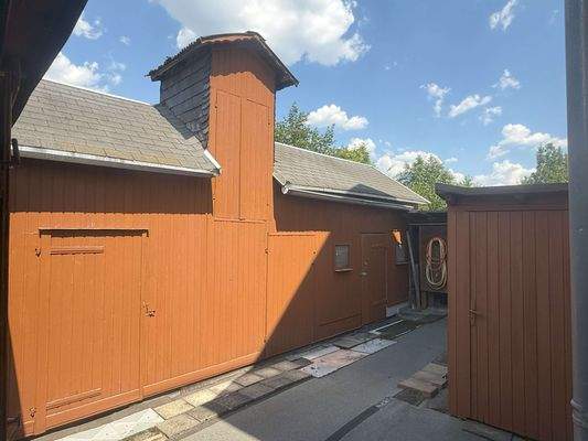 Schuppen hinter Haus