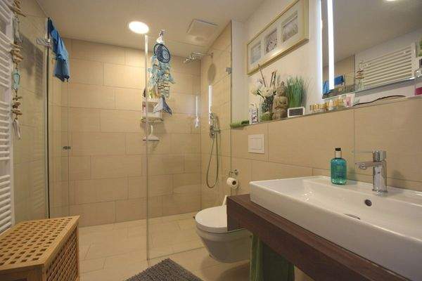 Badezimmer mit großer Glasdusche - Vergleichsfoto