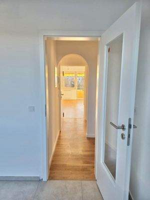 Blick aus der Küche ins Wohnzimmer