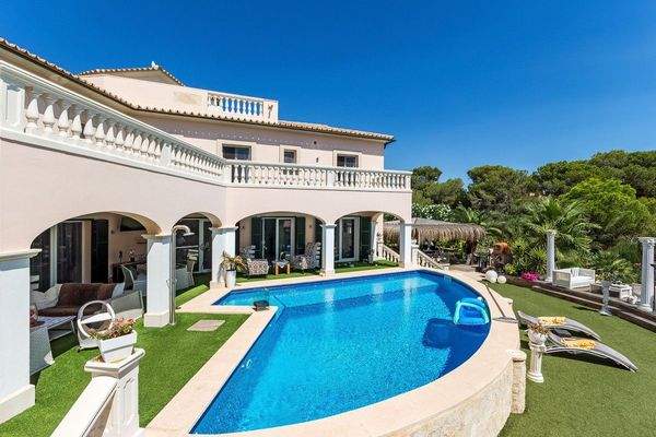 Sonniger Poolbereich