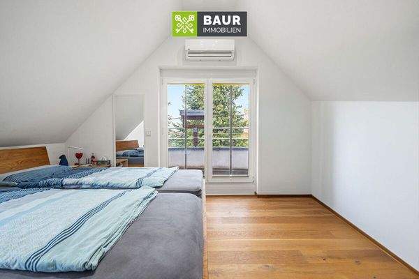 Dachspitz Elternschlafzimmer Parkett Zugang 2. Balkon_bearb_web