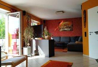 Offener Wohnbereich mit Zugang zum Balkon