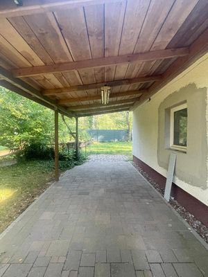 Seitenansicht Haus, Carport