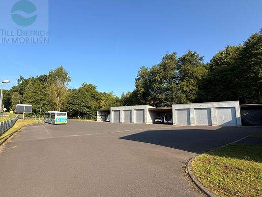 Blick zu den Garagen+ Carports