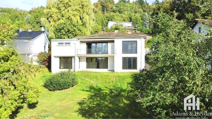 Ansicht Haus mit Garten