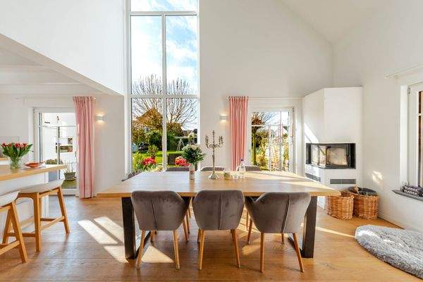 lichtdurchfluteter Essbereich