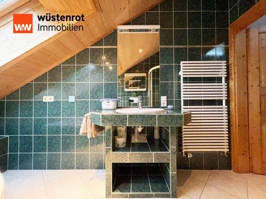 Badezimmer: Morgenroutine mit Blick ins Grüne – schlicht und angenehm