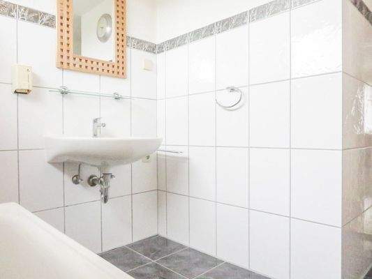 Badezimmer mit Badewanne 