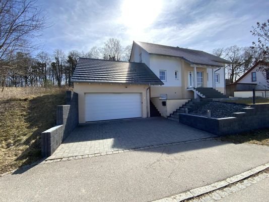 Wohnhaus mit Garage