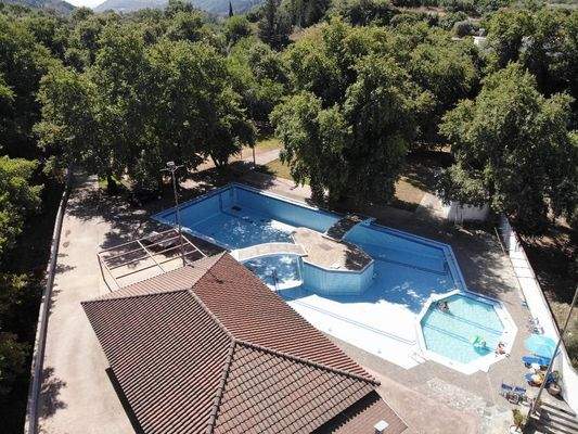 Kreta, Vryses: Wohngebäude mit Pool und Bergblick zu verkaufen – Ideale Investition im Apokoronas!