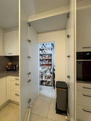 Einbauküche mit Speisekammer