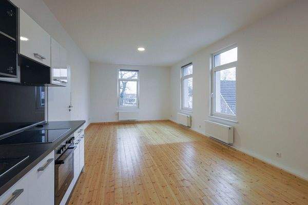 Der Blick aus dem Küchenbereich zum Wohnbereich