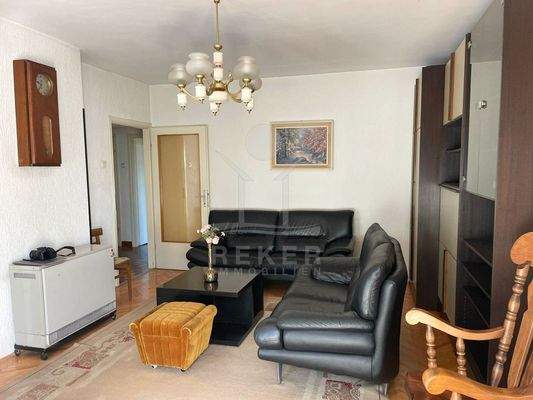 Das Wohnzimmer führt auf den schönen Balkon