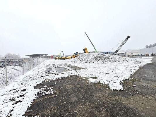 Teil-Freifläche befestigt (Schotter)