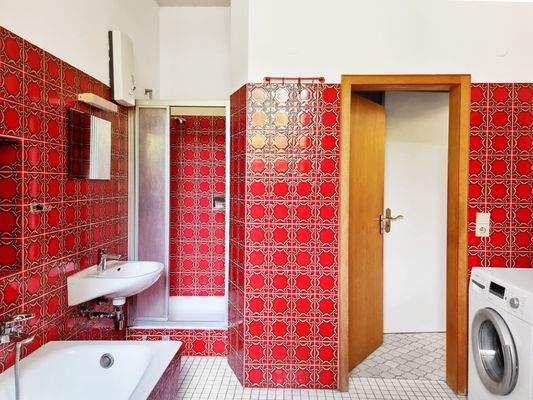 Bad mit Dusche + Wanne