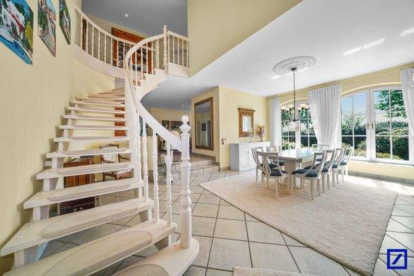 Essbereich mit Treppenaufgang