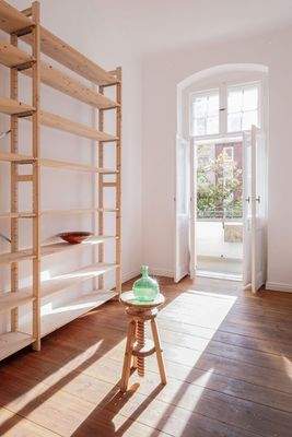 Weitere Ansicht Wohnzimmer mit Blick auf den Balkon