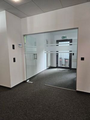 Hintereingang mit Windfang/Büro