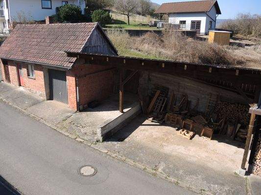 Nebengebäude und Carport