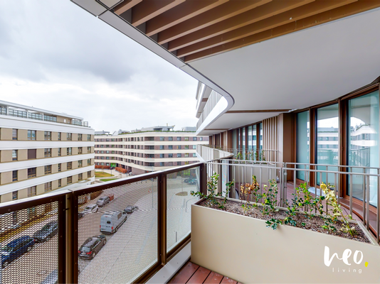 Balkon mit Blumenkasten