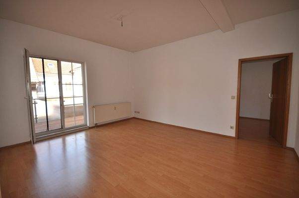 10 Wohnzimmer mit Zugang zum Balkon.JPG