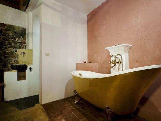 Die freistehende Badewanne im Schlafzimmer