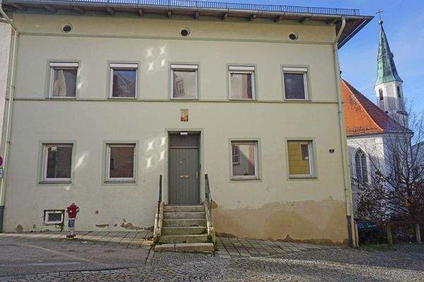 Blick auf das Haus und den Haupteingang