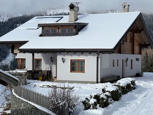 Geschlossener-Hof-maso-chiuso-Sarntal-Sarentino-Reinswald-Wirtschaftsgebäude-Garage-Landwirtschaft-Agricoltura-Wiese-Wald-Weide-prato-bosco-Haus-Rohbau-Vierzimmerwohnung-quadrilocale-Ruhe-Urlaub-Bauernhof-Keller-cantina-Wasserquelle-Sonnenkollektoren