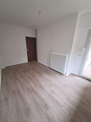 Wohnzimmer mit Balkontür