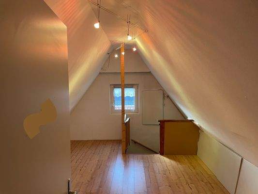 Dachbodenzimmer Bild 2.jpg