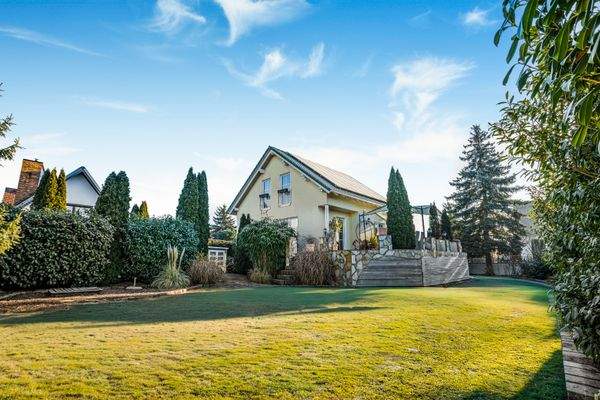 Hausansicht & Garten